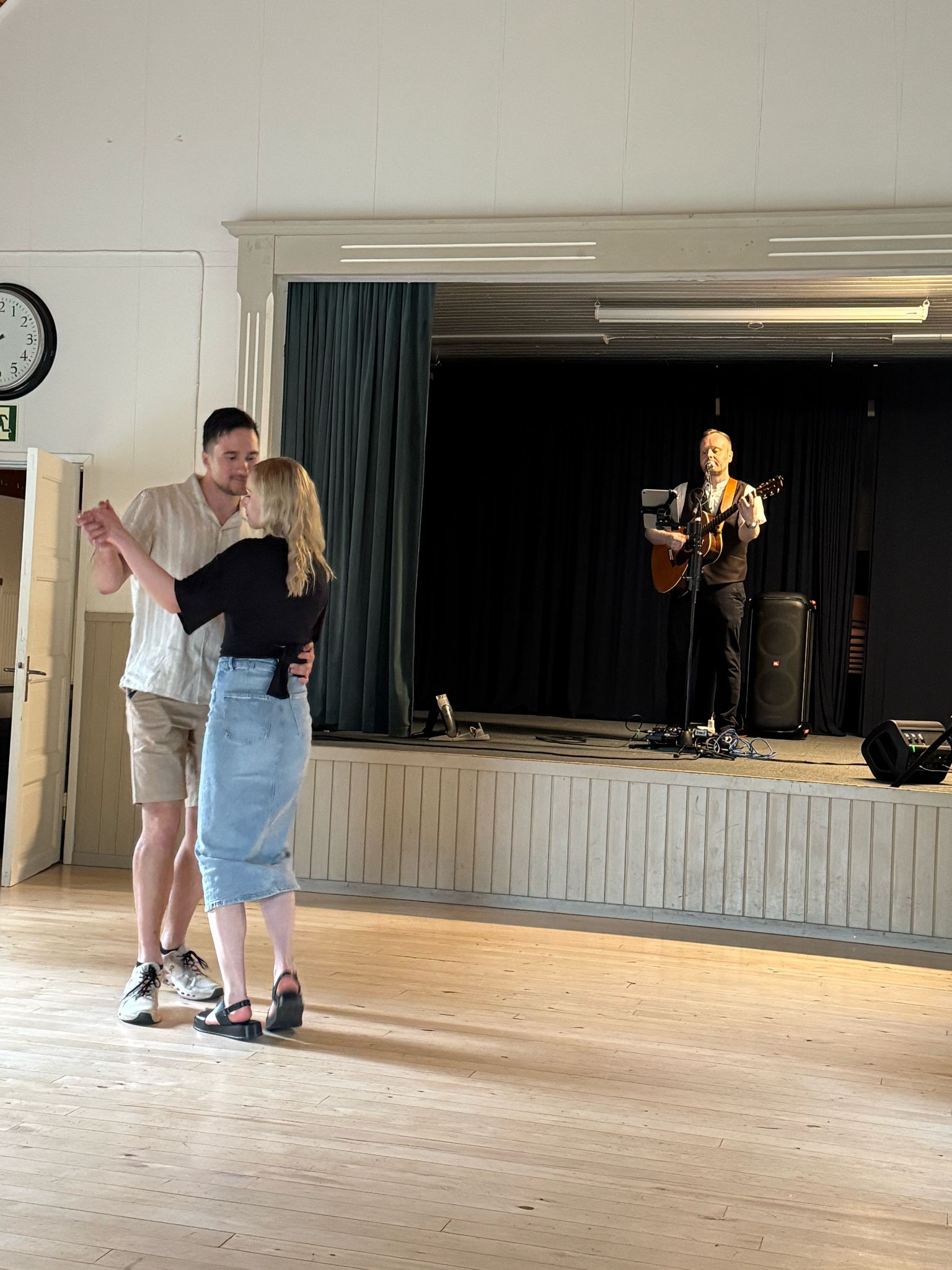 Hääpari tanssimassa Trubaduuri Severin livemusiikin tahdissa