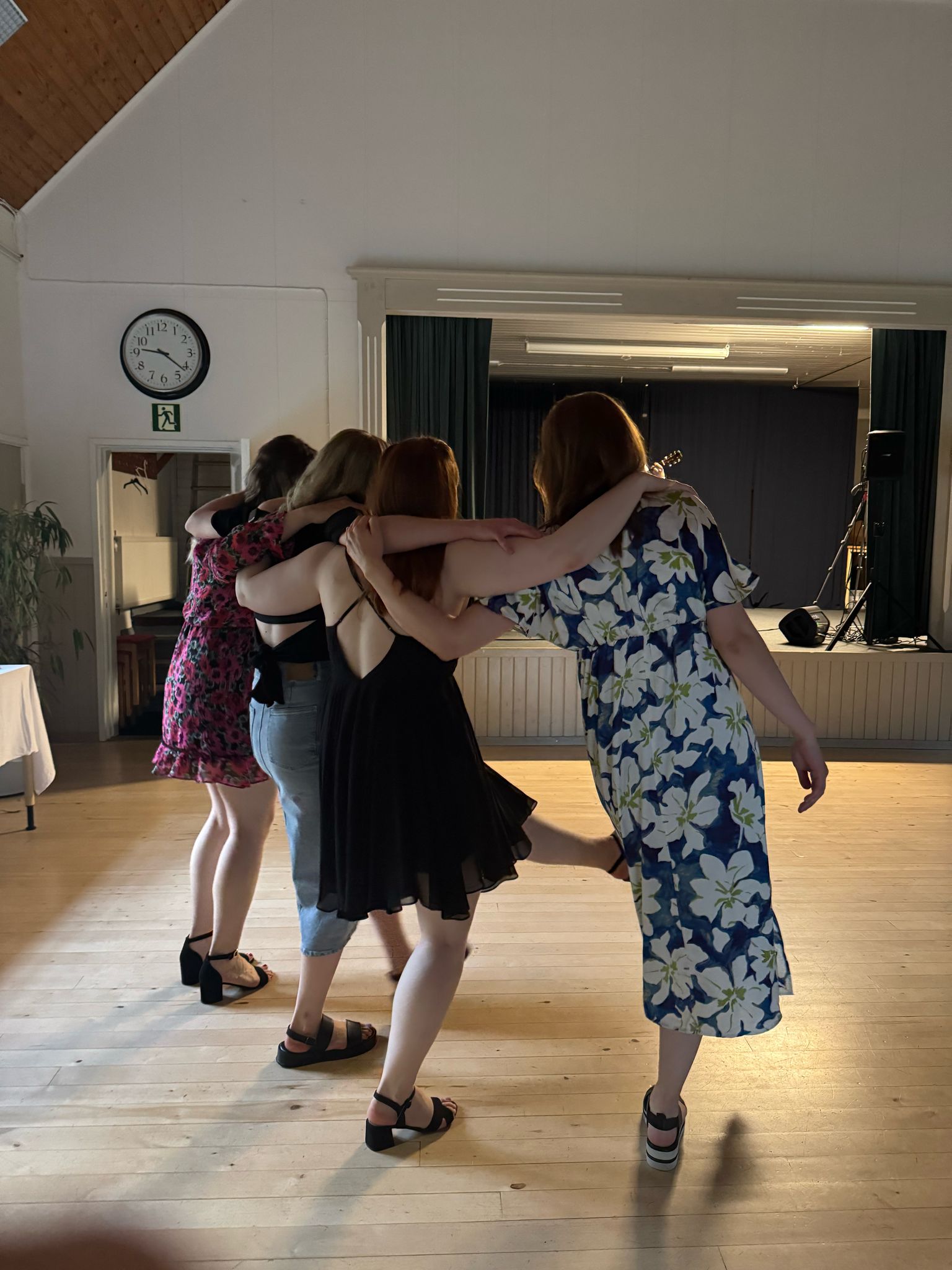 Juhlavieraat tanssimassa 10-vuotishääpäivän juhlassa